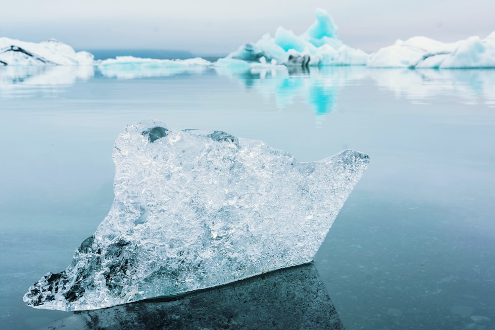 iceberg chiaro sull'acqua blu dell'oceano