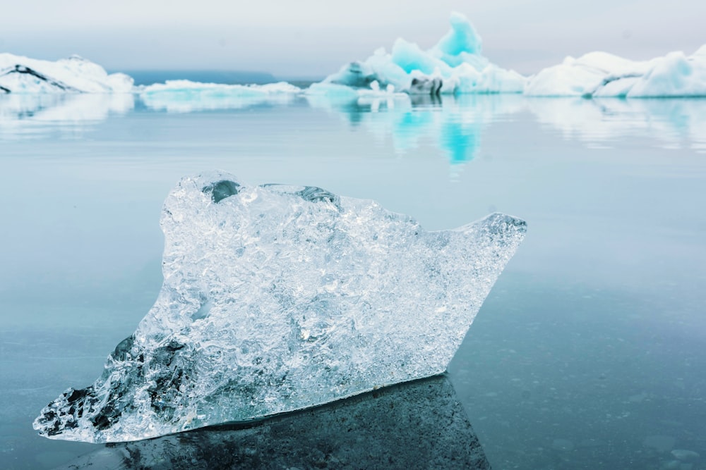 Iceberg transparente en el agua azul del océano