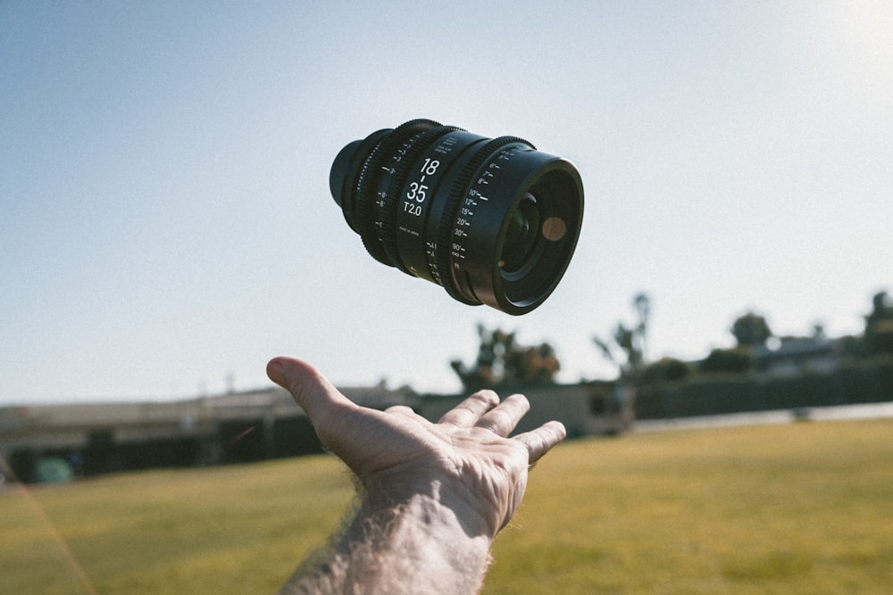 persona che cattura l'obiettivo della fotocamera