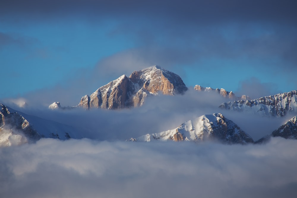photo de paysage de montagne couverte de neige