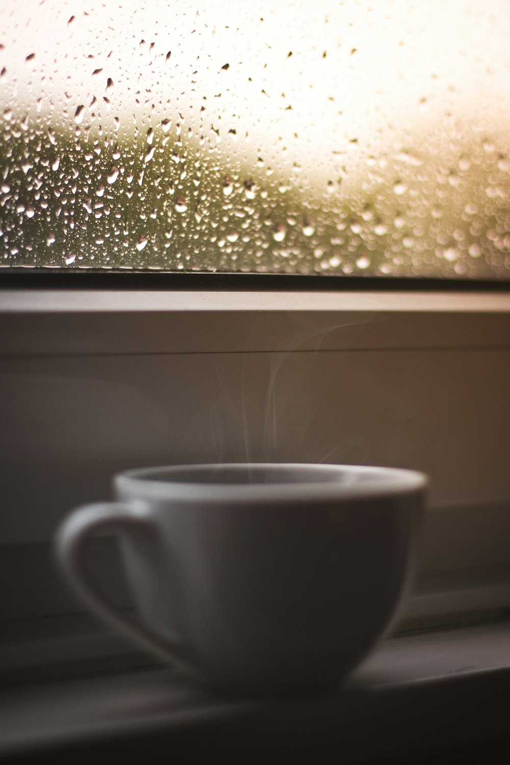 Enfoque selectivo del rocío de agua en la ventana