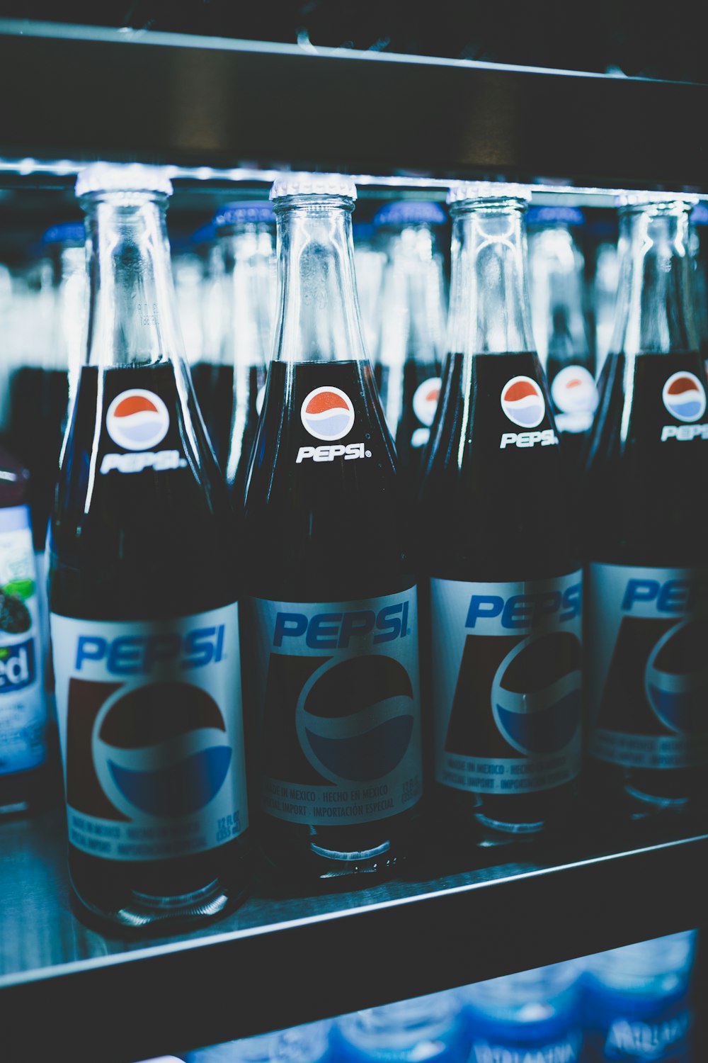 Frascos de Pepsi no refrigerador