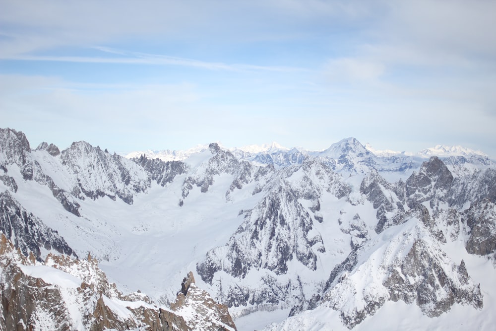 Montañas nevadas tomadas durante el día