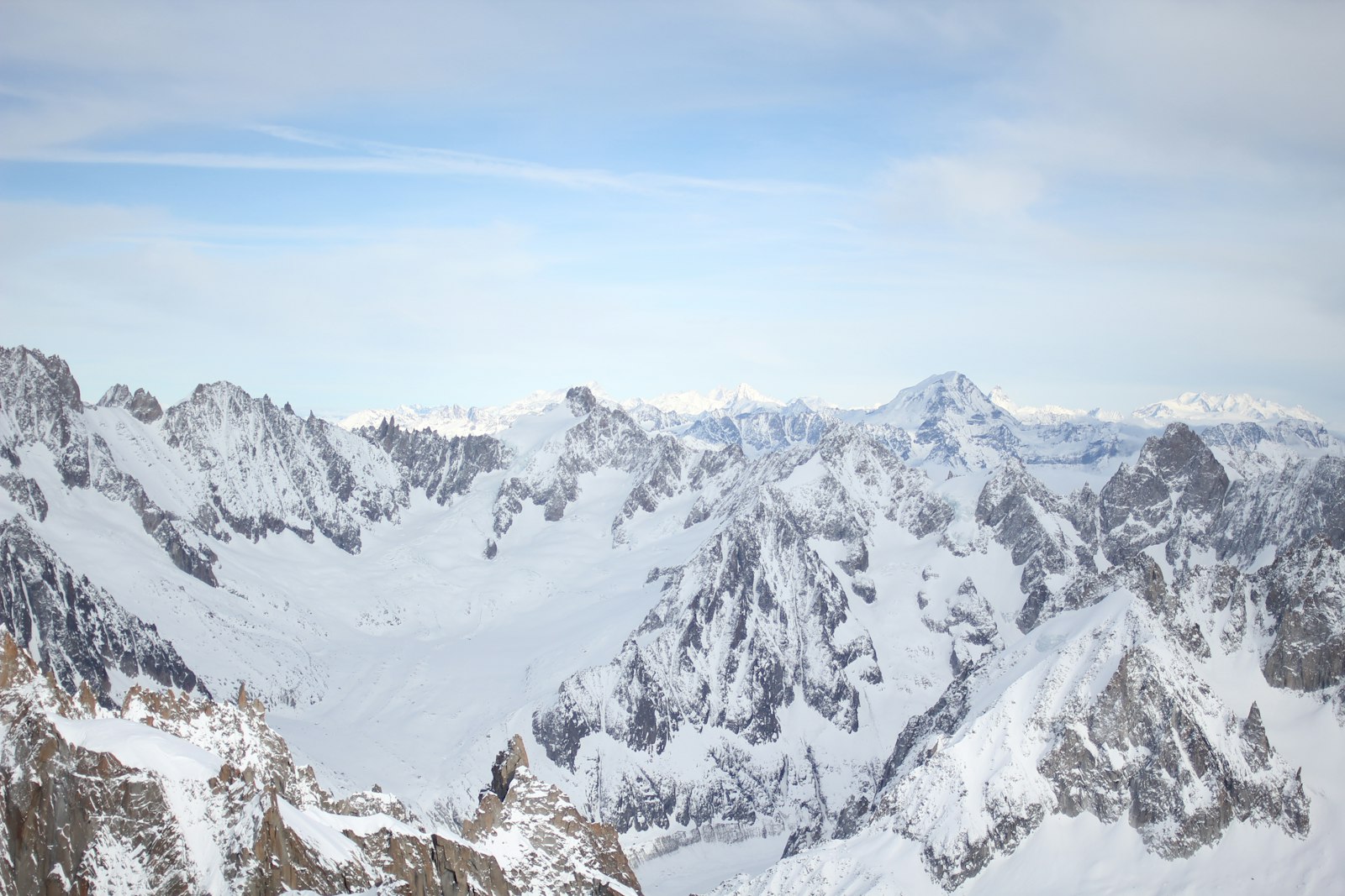 Canon EOS 550D (EOS Rebel T2i / EOS Kiss X4) + Canon EF 35mm F2 sample photo. Snowcap mountains taken at photography