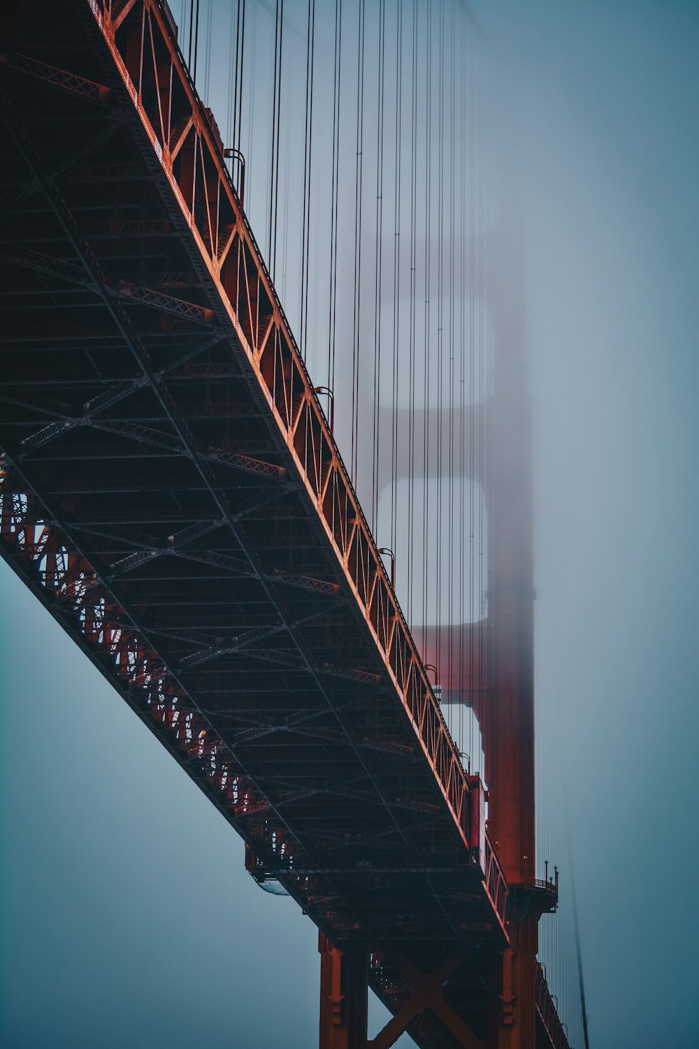 Foto de foco da ponte marrom