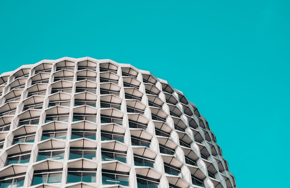 Photographie d’un bâtiment en béton blanc