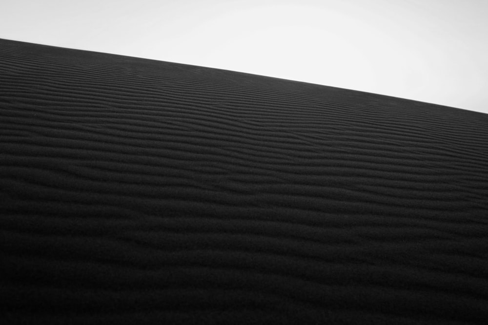 uma foto em preto e branco de uma duna de areia