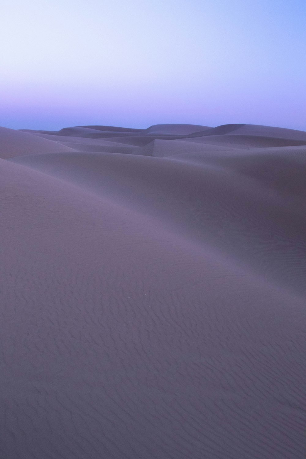 vista del luogo deserto grigio