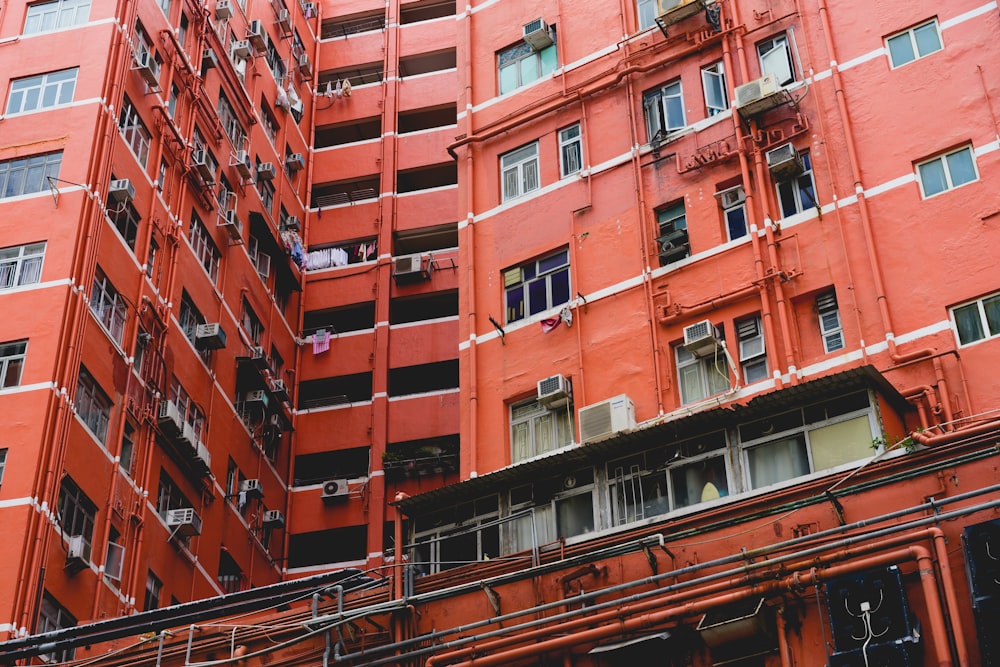 edifício de concreto vermelho