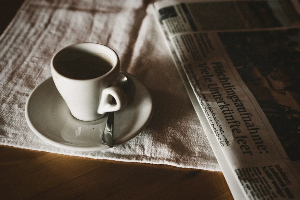 Gazeta i filiżanka herbaty