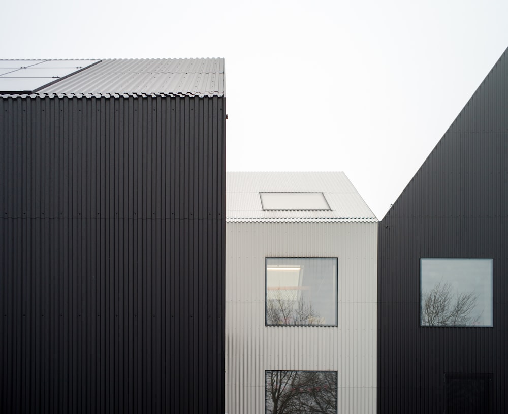 Weiß-schwarzes Haus mit klarem Vollglasfenster