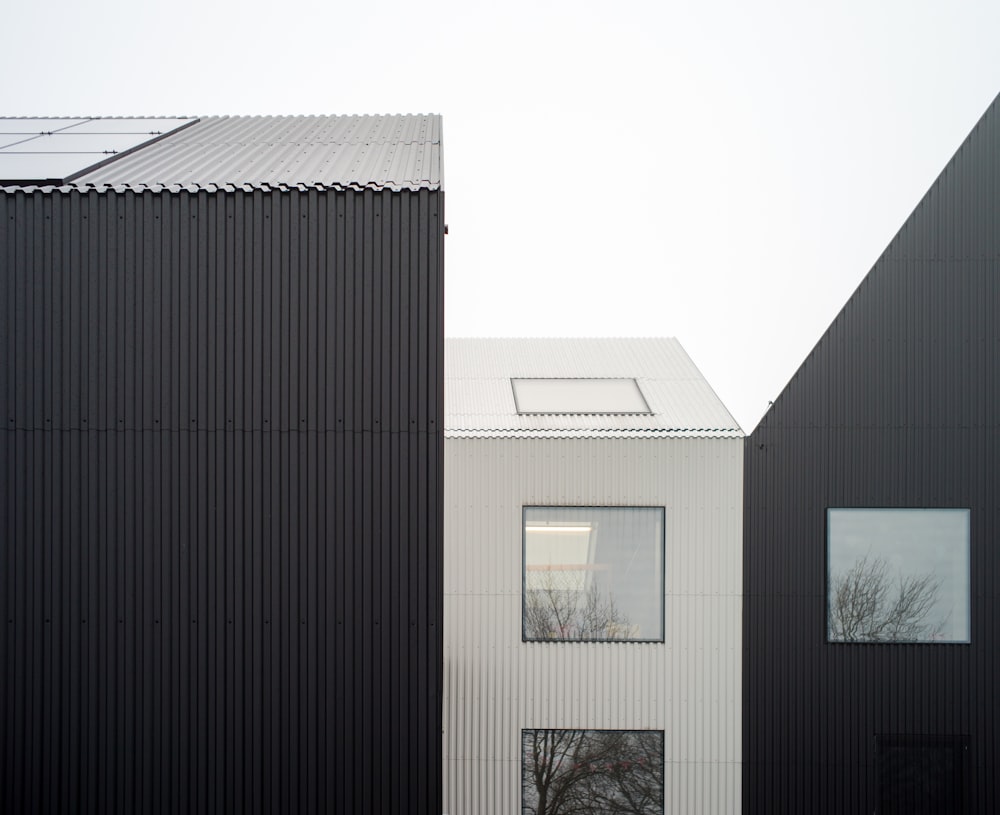 Casa blanca y negra con ventana transparente de vidrio completo