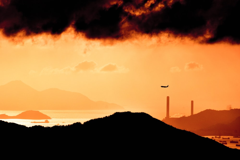 Landschaftsfotografie eines Flugzeugs im Flug über den Berg