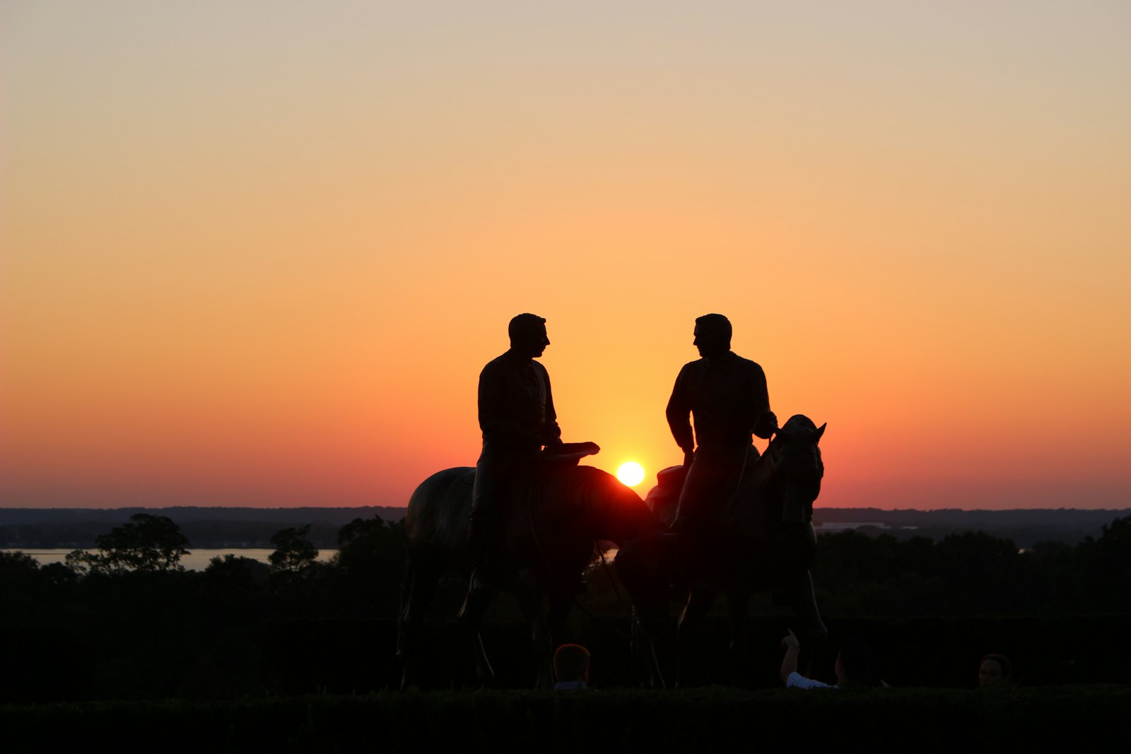 Canon EOS 100D (EOS Rebel SL1 / EOS Kiss X7) + Canon EF-S 18-55mm F3.5-5.6 IS STM sample photo. Silhouette of two person photography