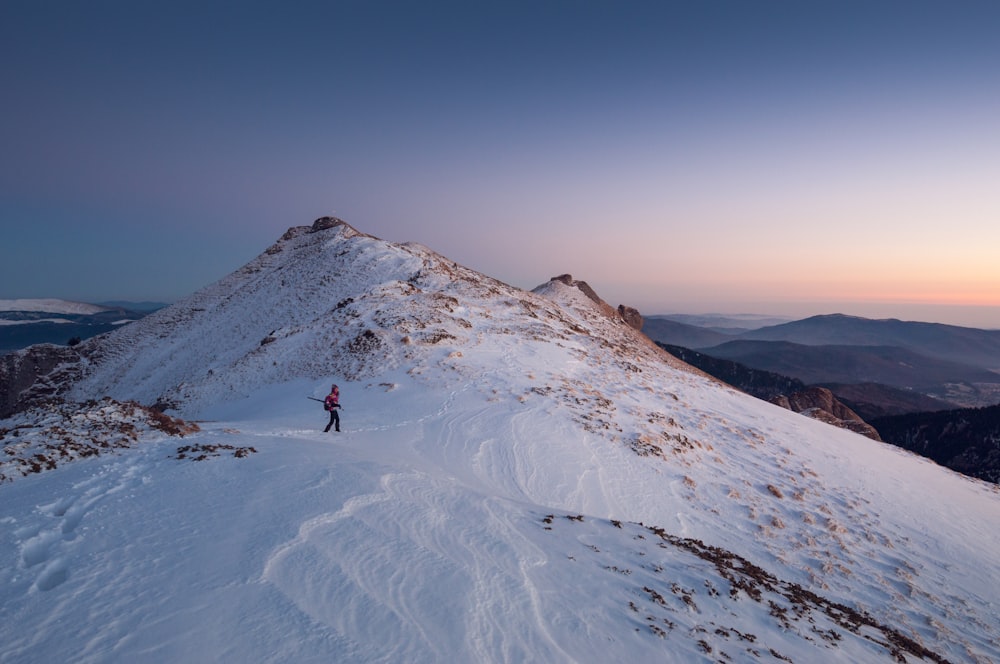 Foto de montaña cubierta de nieve