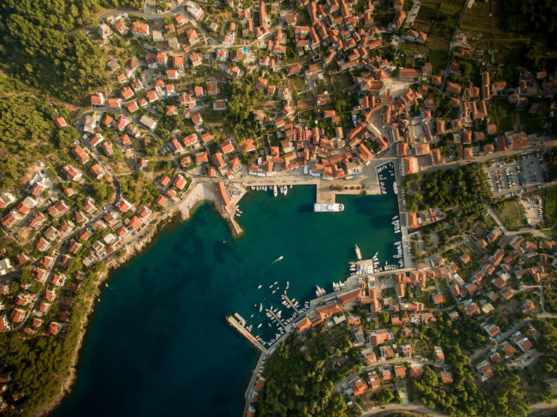 Luchtfoto van kustgebouwen aan helder blauw water