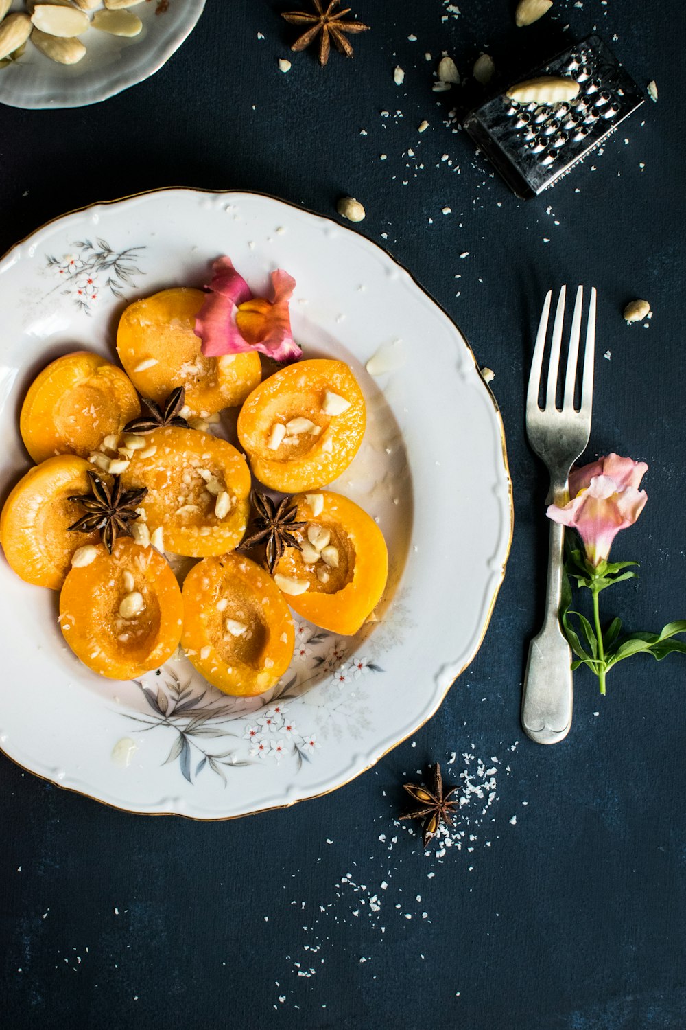 Frutas fatiadas no prato ao lado da colher