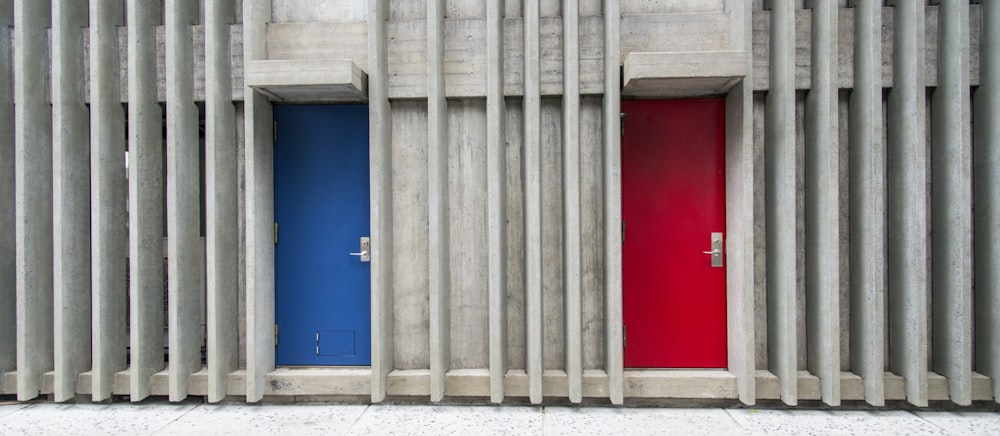 Due porte blu e rosse chiuse durante il giorno