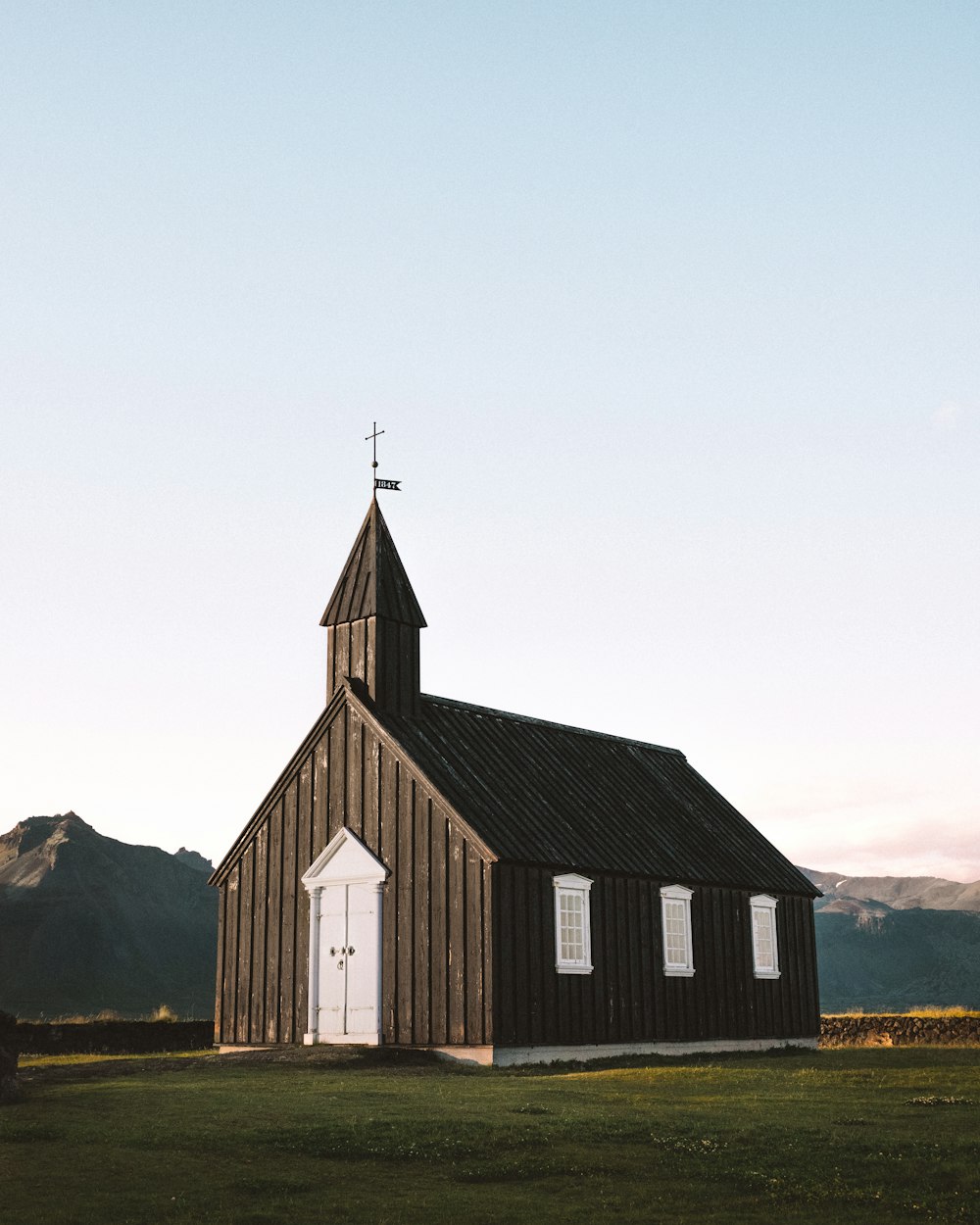 église en bois noir et blanc