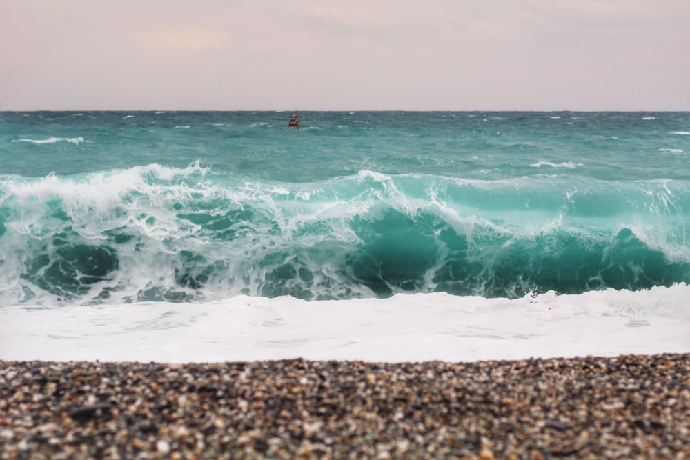 ocean waves during daytime