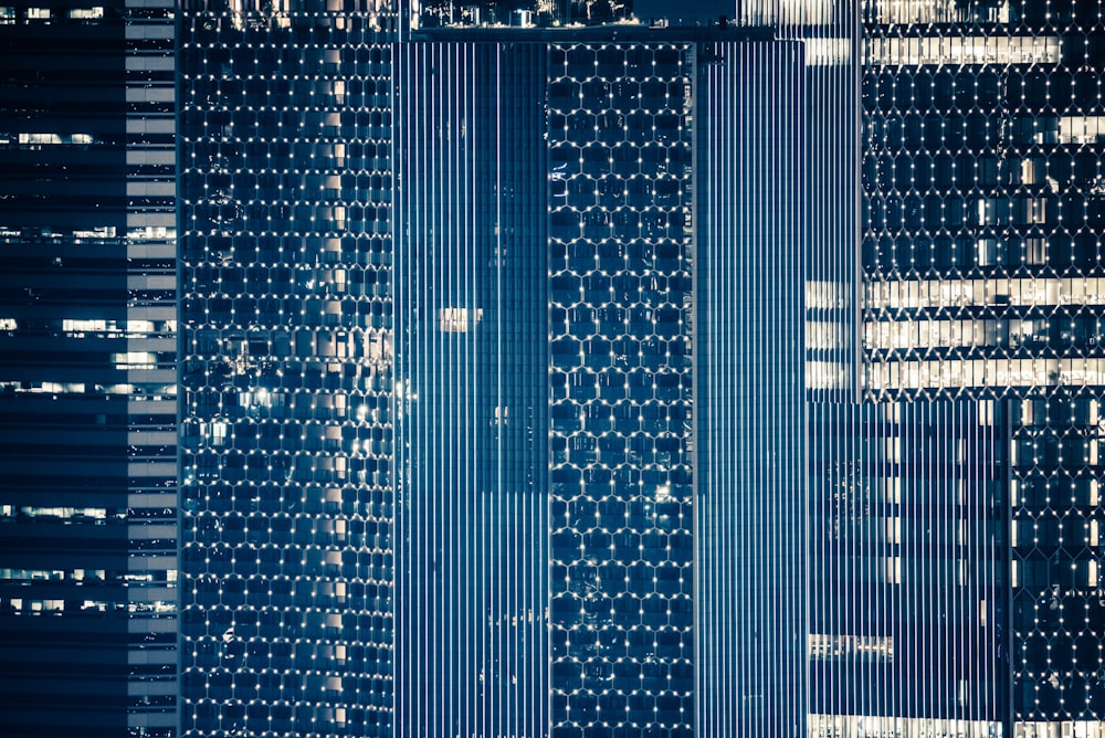 Makro von Wolkenkratzerfenstern, die von Licht im Wabenmuster eingerahmt werden