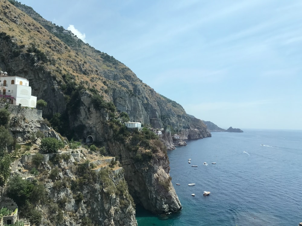 montaña junto al cuerpo de agua