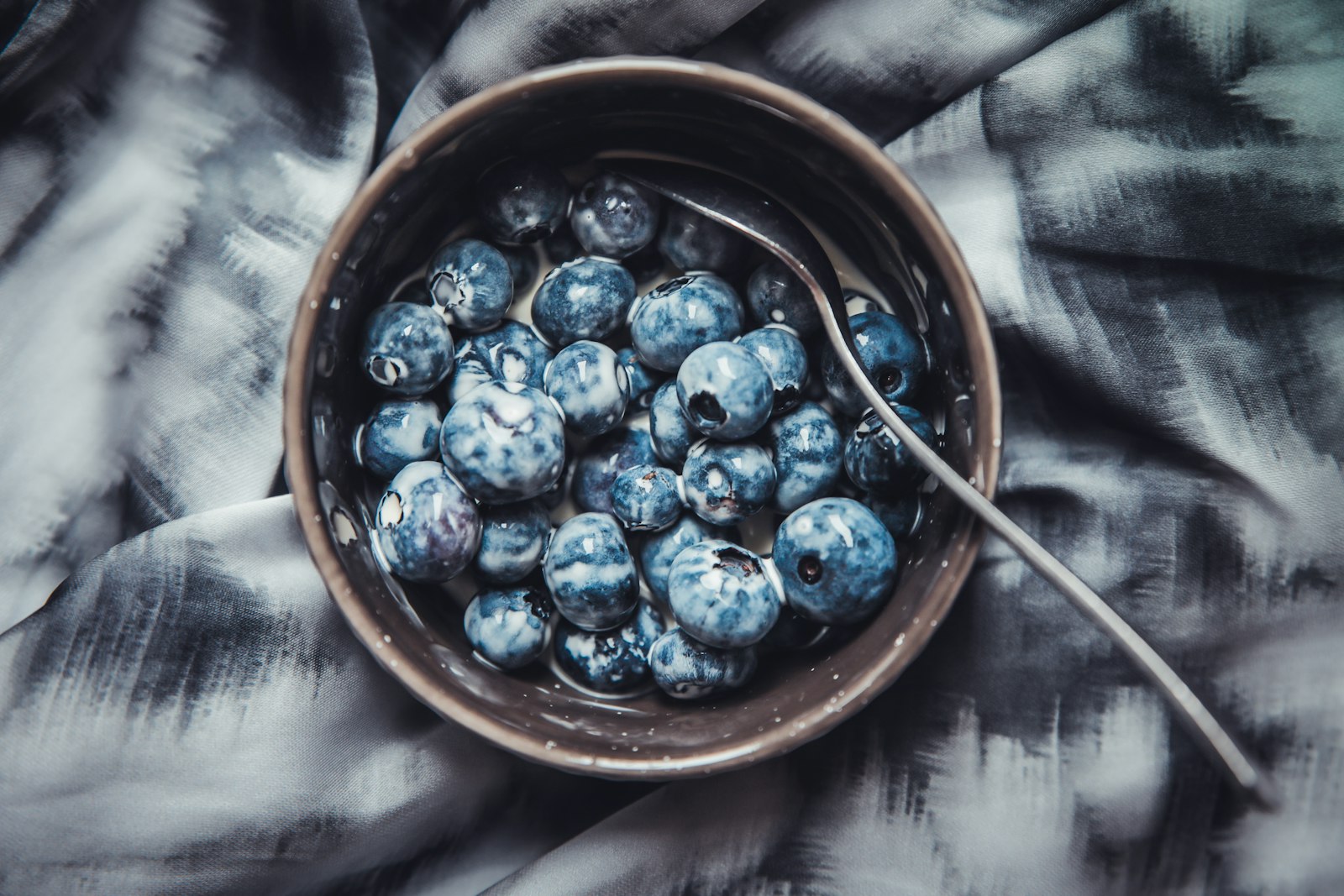 Canon EOS 5D Mark IV + Sigma 24-70mm F2.8 EX DG Macro sample photo. Blue berries with milk photography