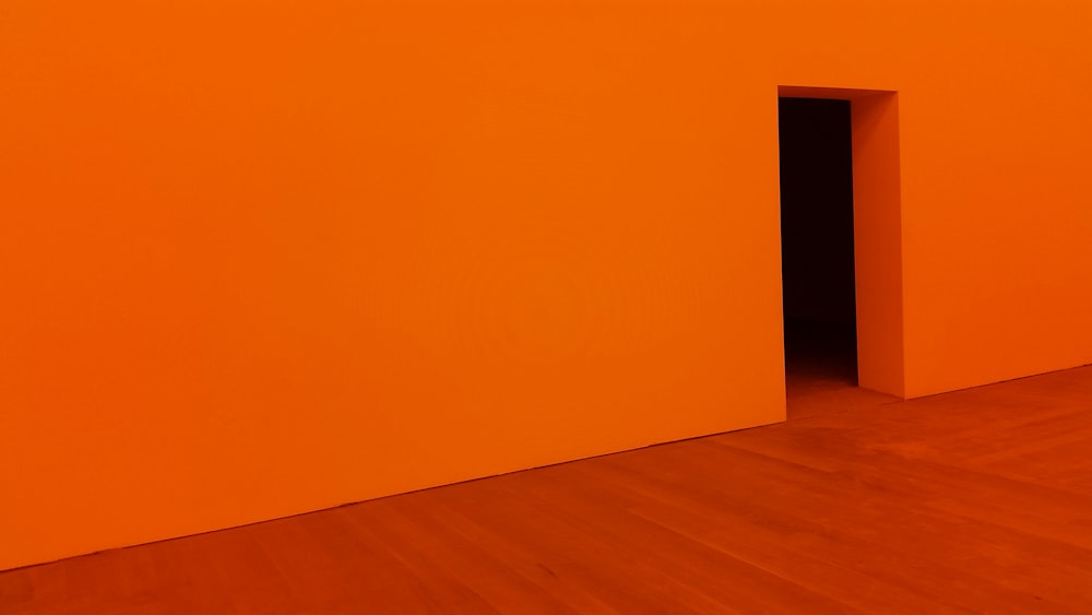 Orangefarbenes Zimmer mit offener Tür