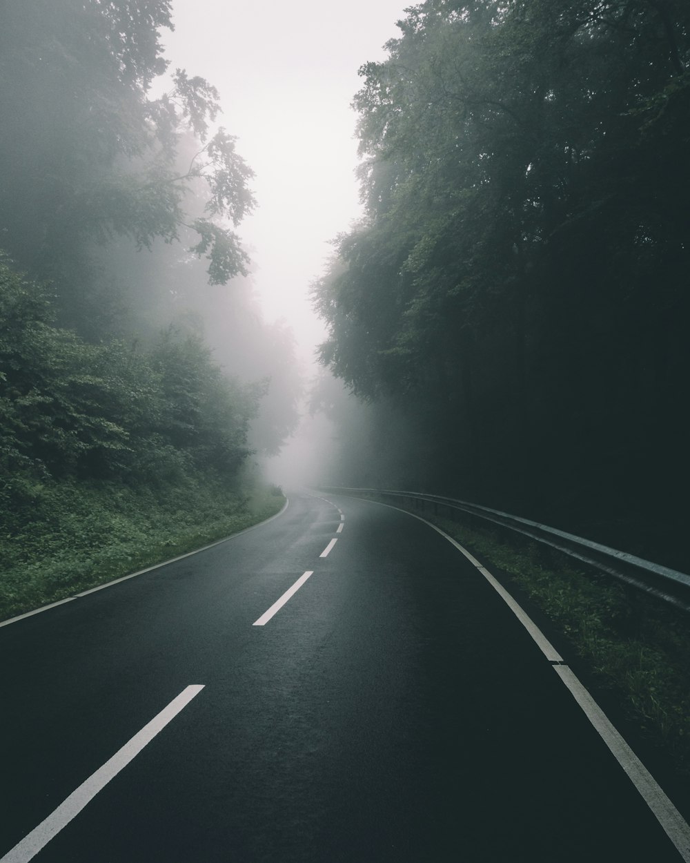 昼間の黒いコンクリート道路