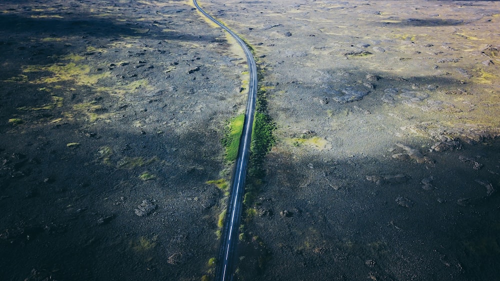 Route grise pendant la journée