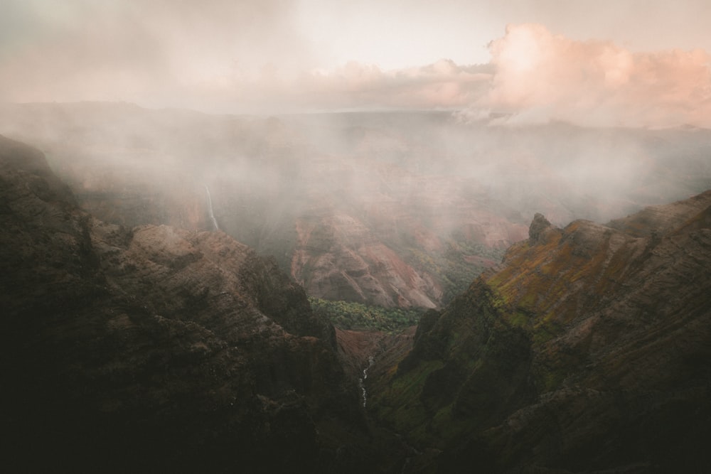 Gebirgiges Gelände, das mit Nebel bedeckt ist