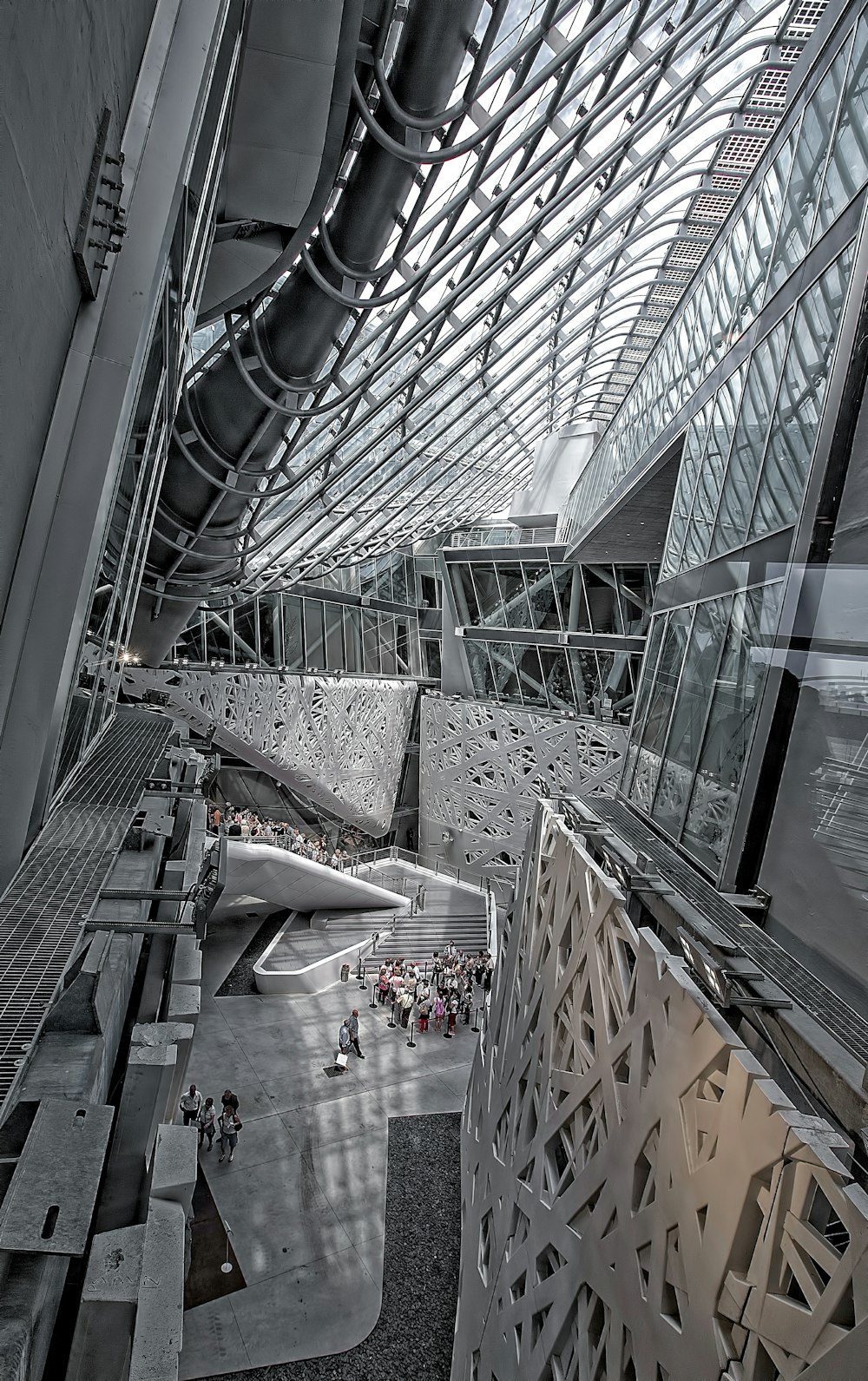 Fotografía en escala de grises de personas dentro de un edificio