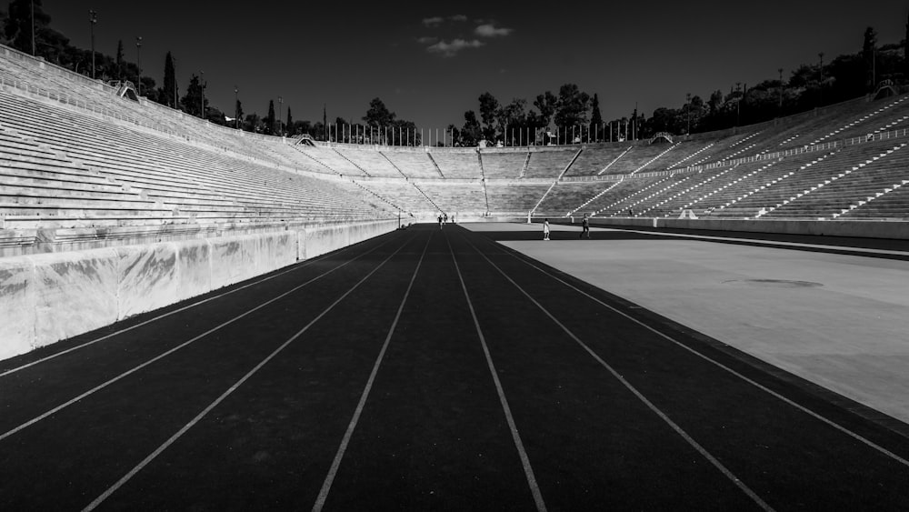 Escala de grises del estadio por la noche