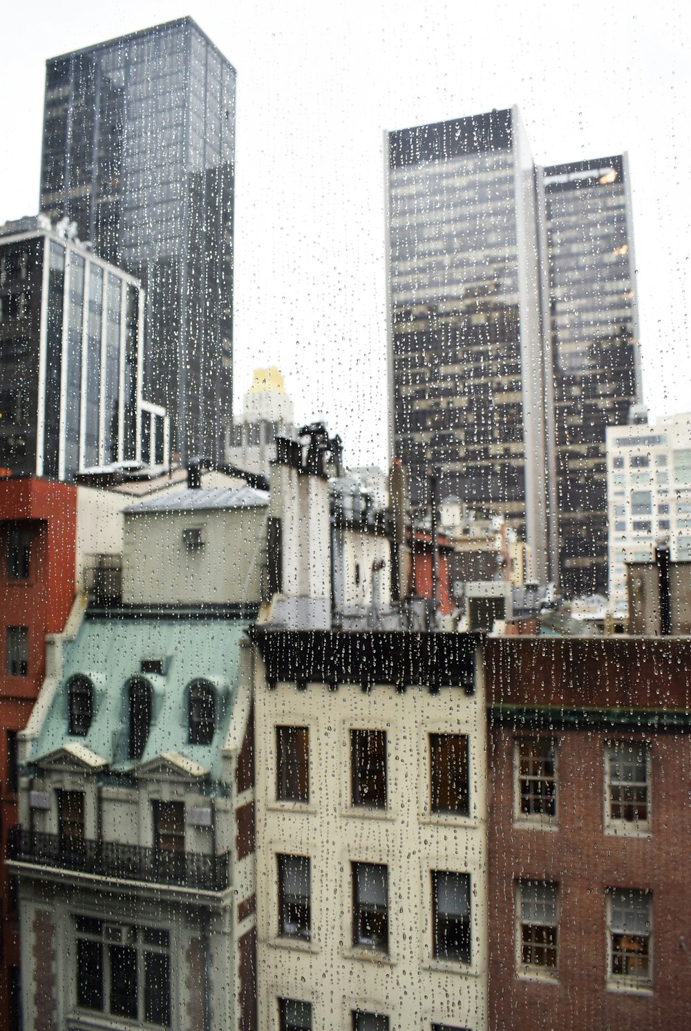 Blick aus dem Fenster auf hohe Gebäude während der Regenzeit