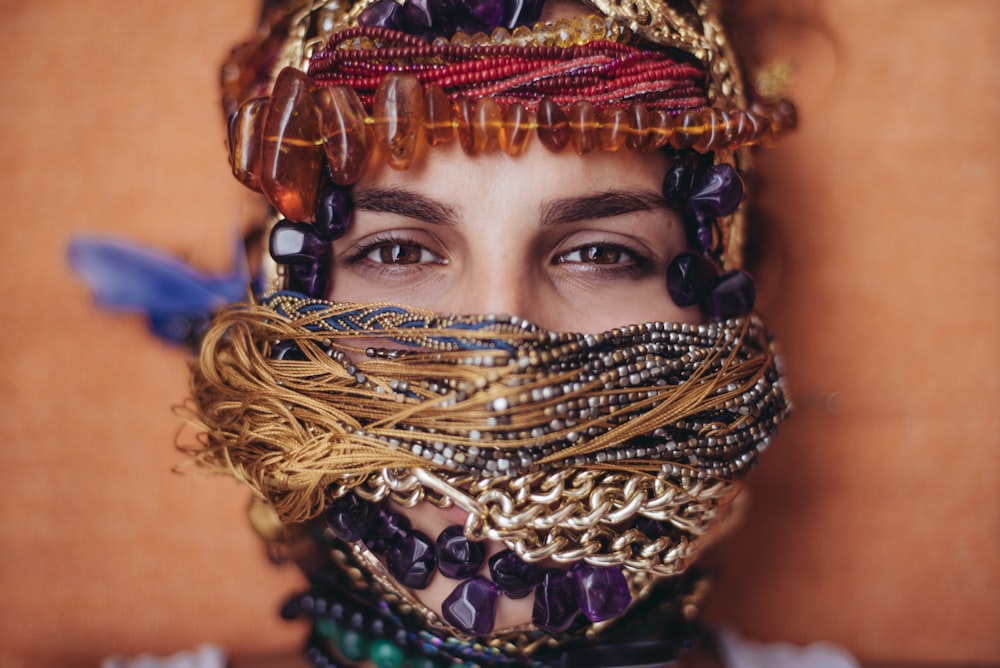 Photographie à mise au point superficielle d’une femme couverte d’accessoires