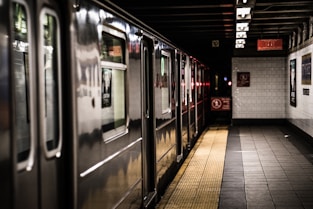 tren en la plataforma de un subterráneo