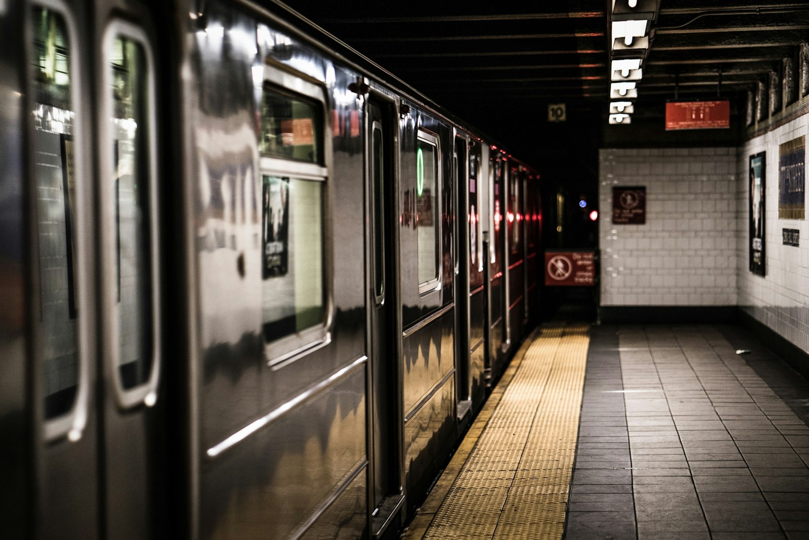 ZEISS Batis 85mm F1.8 sample photo. Train loading station photography