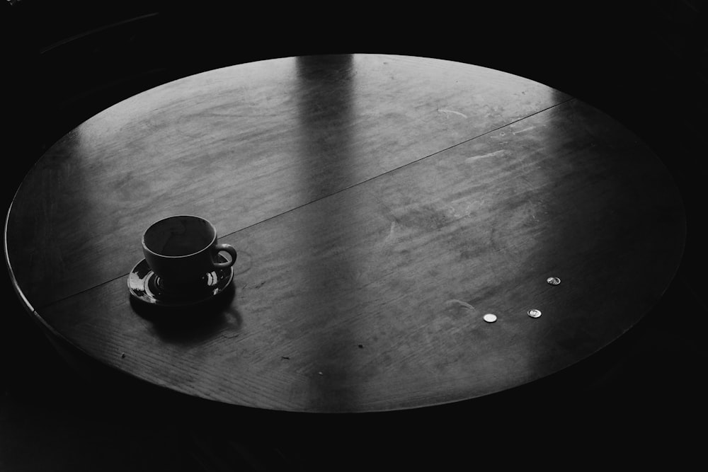 Teetasse aus schwarzer Keramik auf Untertasse aus schwarzer Keramik