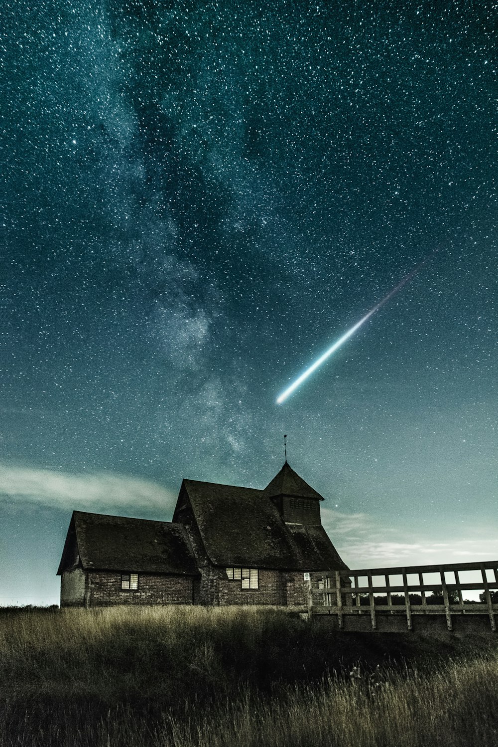 星空の下の茶色の家