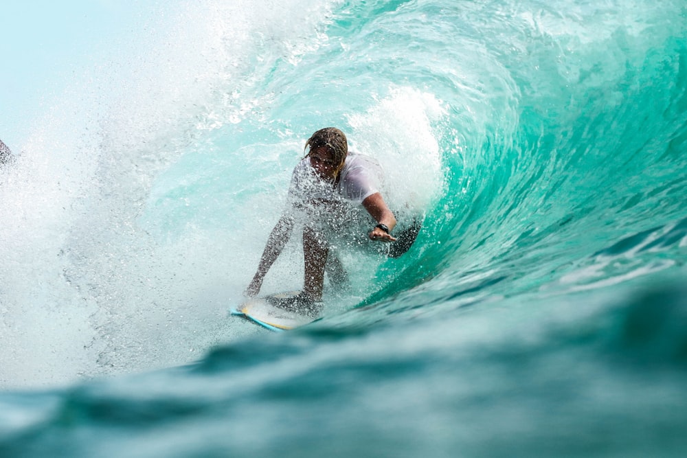 Fotografía de lapso de tiempo surfista en agua de olas