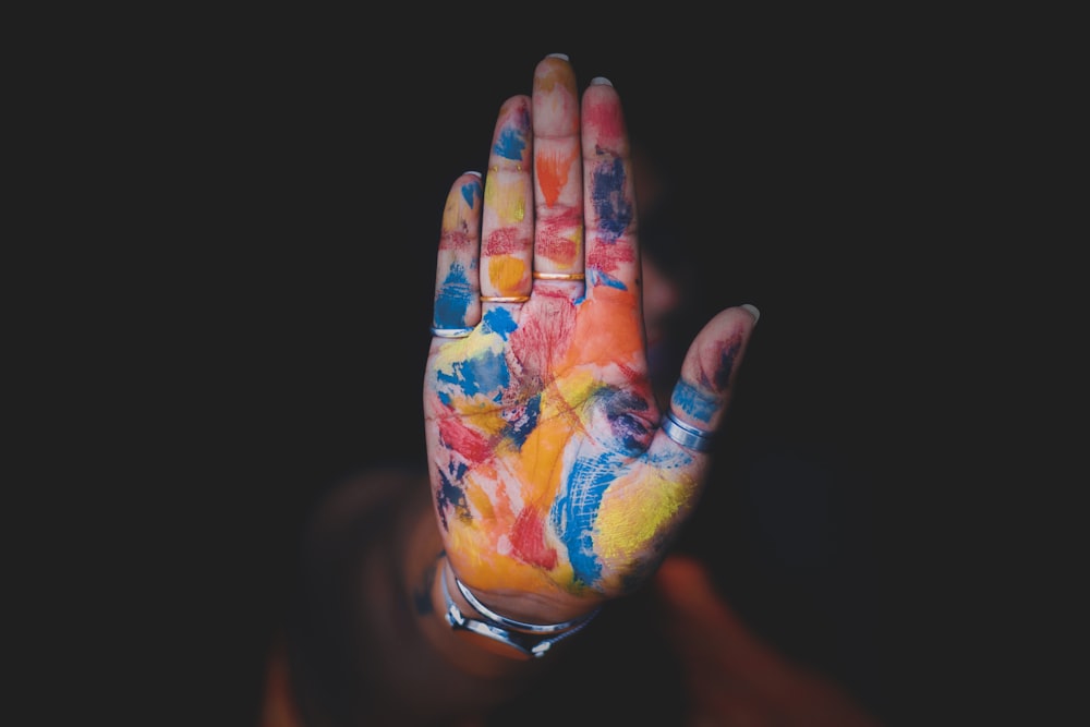 pintura de salpicaduras de la mano de la persona