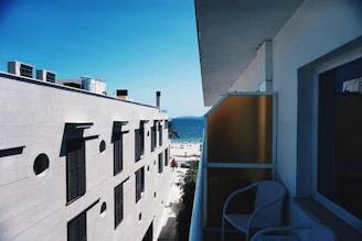 Cozy apartment with balcony overlooking the beach in Cancun.