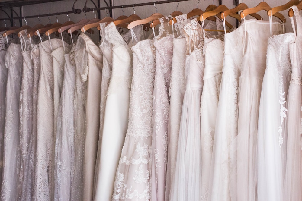 vestido branco das mulheres em cabides