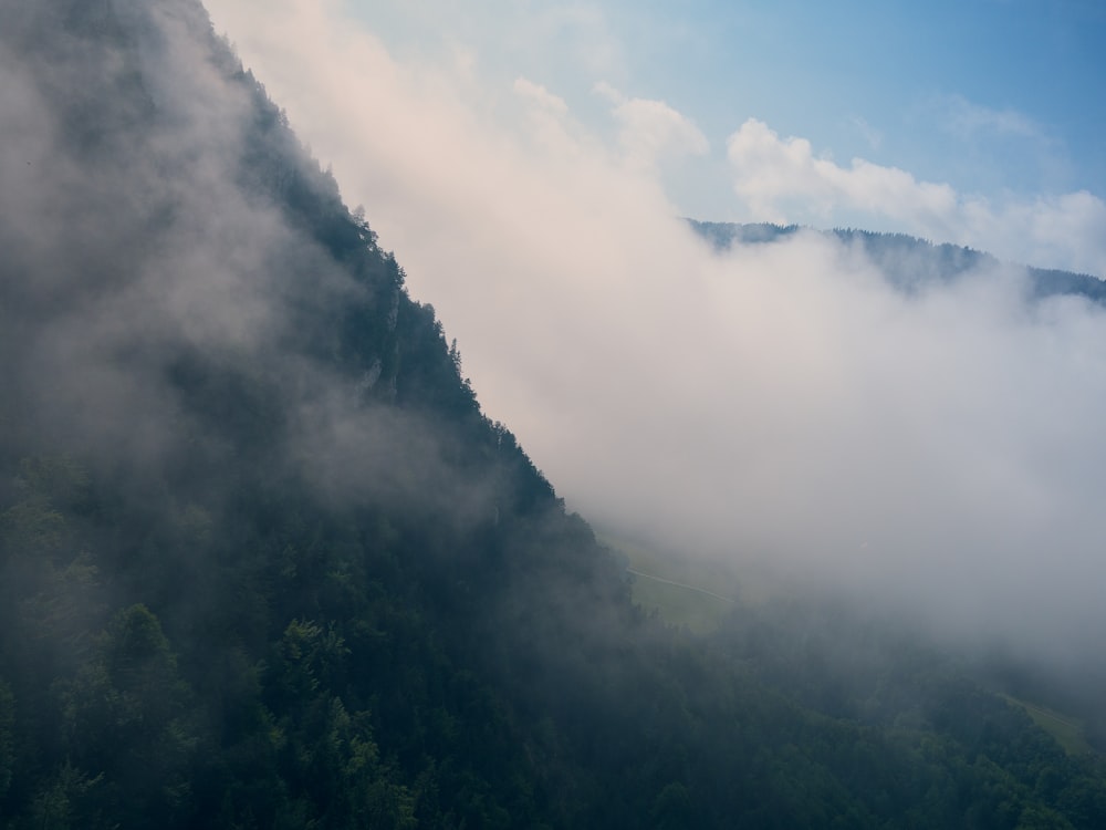 Photographie aérienne d’une montagne recouverte d’un brouillard blanc