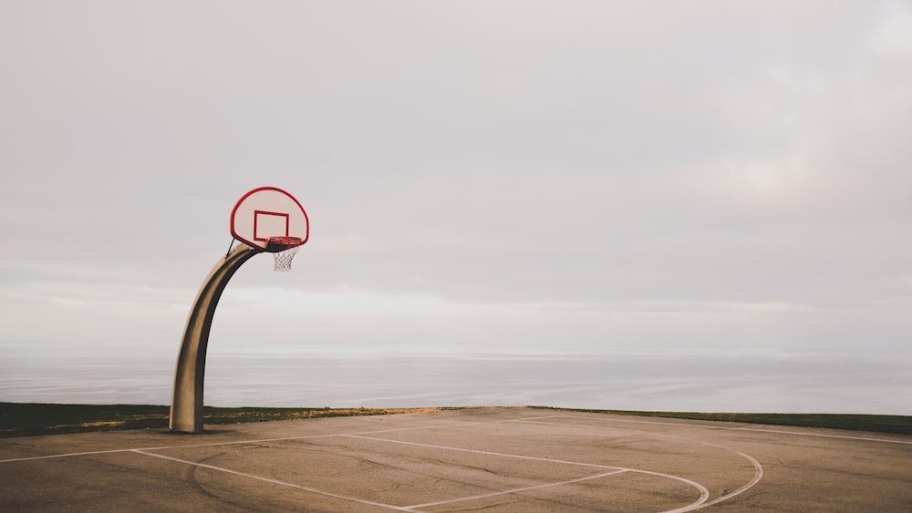 Basketballplatz in der Nähe des Gewässers