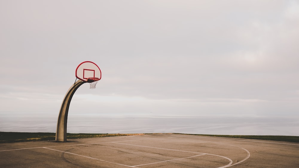 terrain de basket-ball près d’un plan d’eau