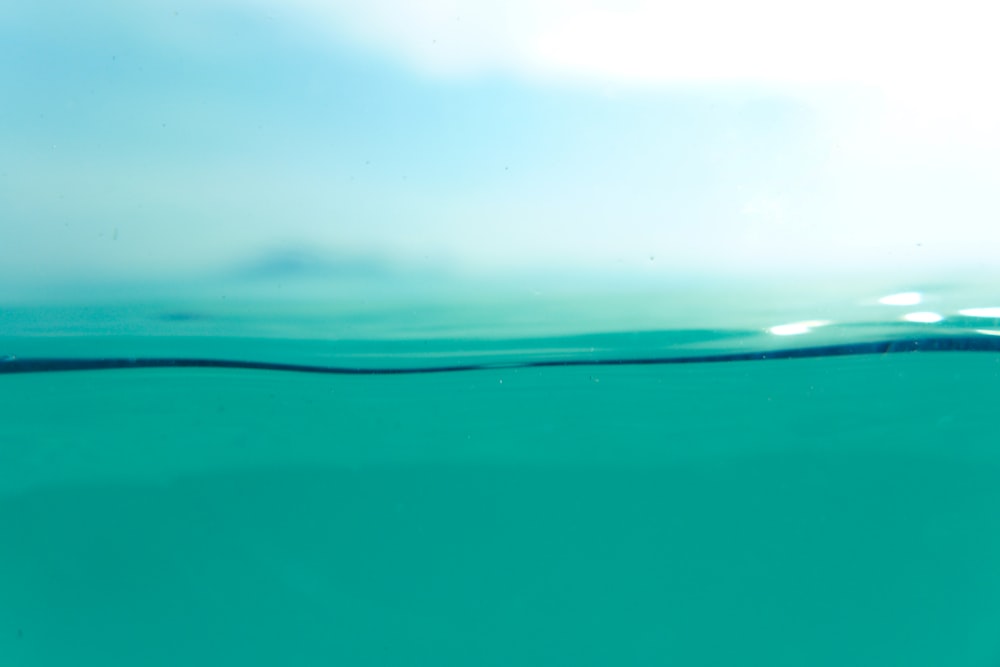 une vue de l’eau depuis le fond d’un bateau