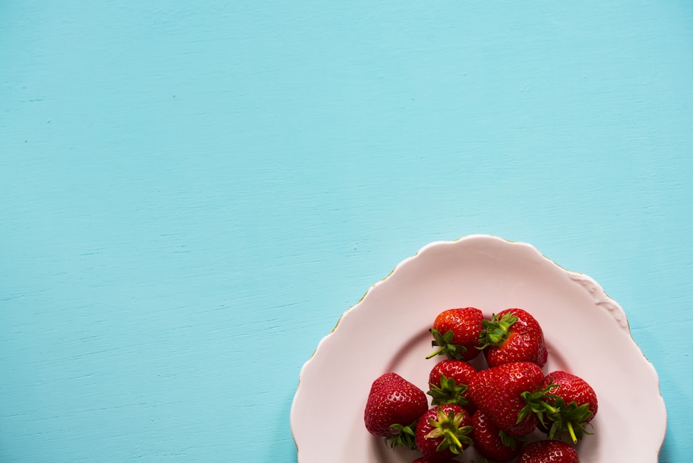 흰 접시에 딸기 다발의 평평한 누워 사진