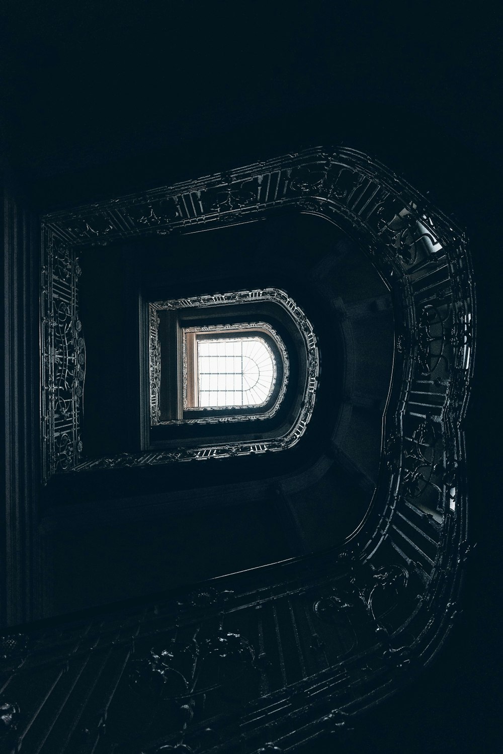 階段を上るグレーのローアングル写真