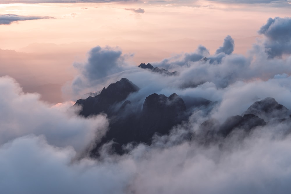 雲に覆われた山